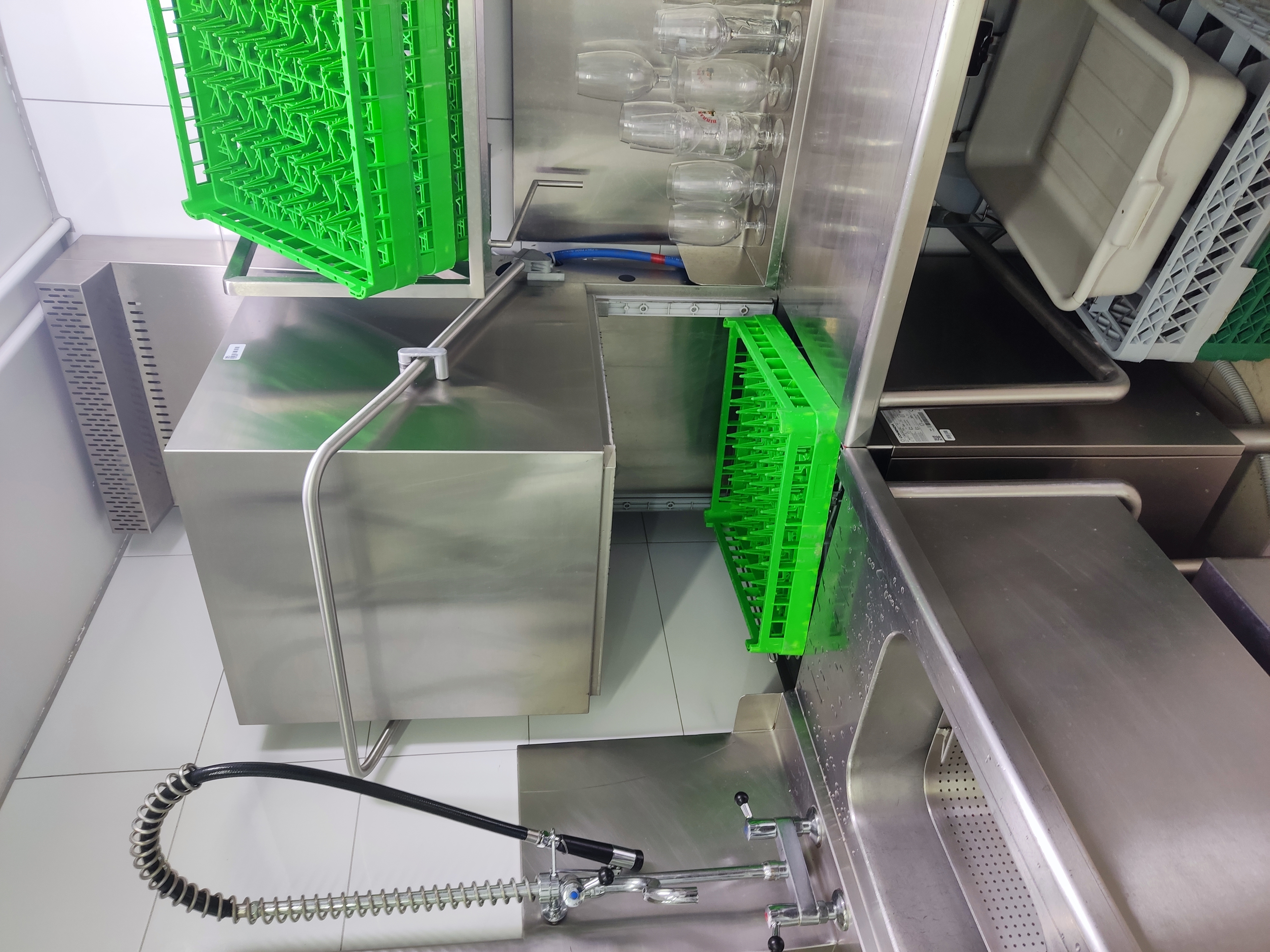 Dish washer